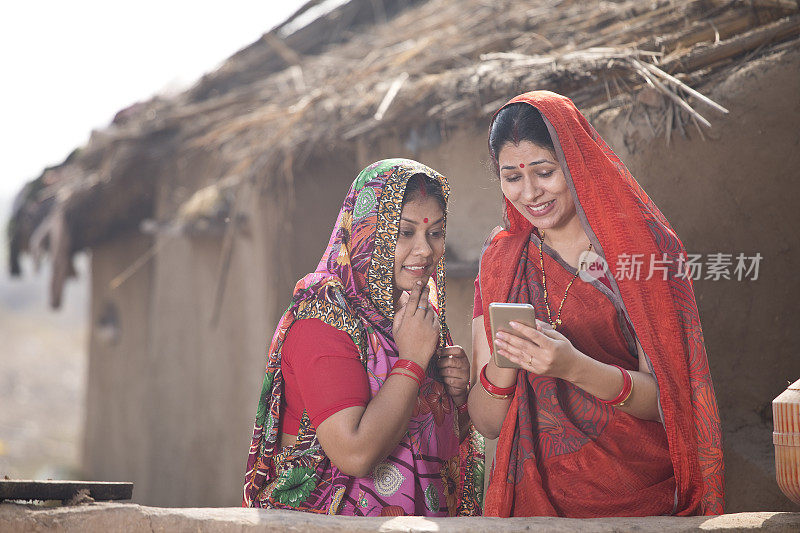 农村妇女在农村使用手机