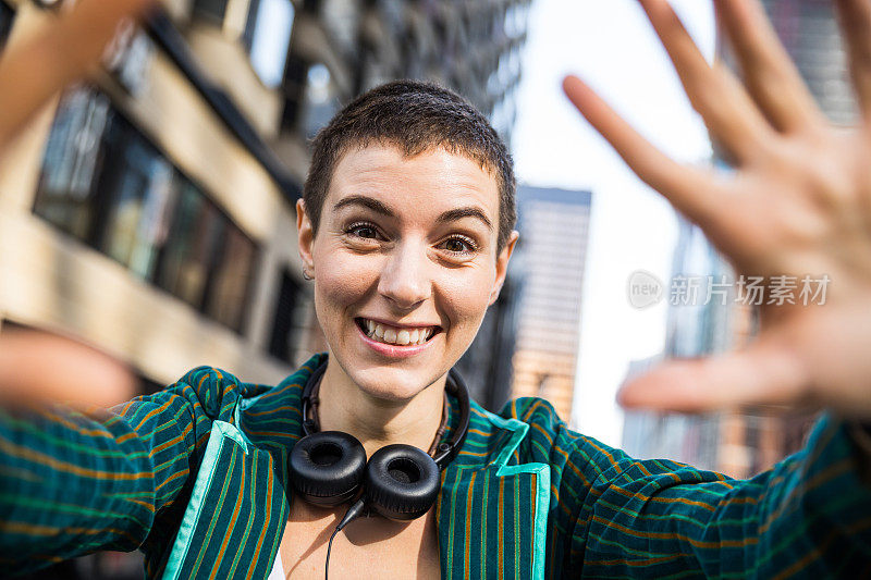 城里又酷又年轻的女人