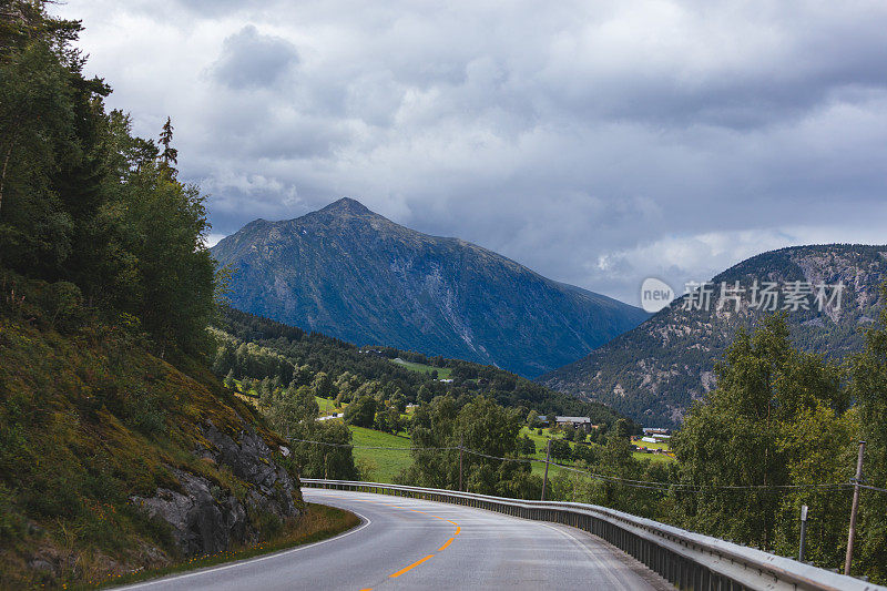 挪威乡间的公路和山脉