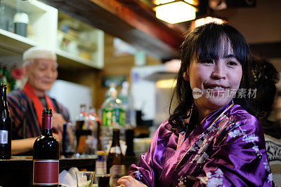 日本女人在居酒屋喝酒，日本酒吧