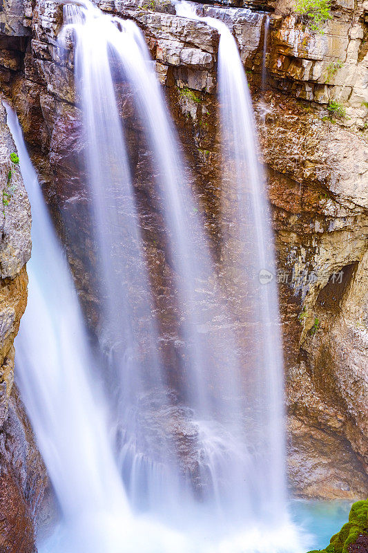 班夫国家公园的约翰斯顿峡谷瀑布
