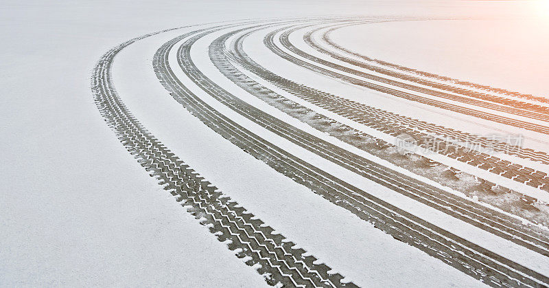 汽车轮胎在雪地上留下的痕迹