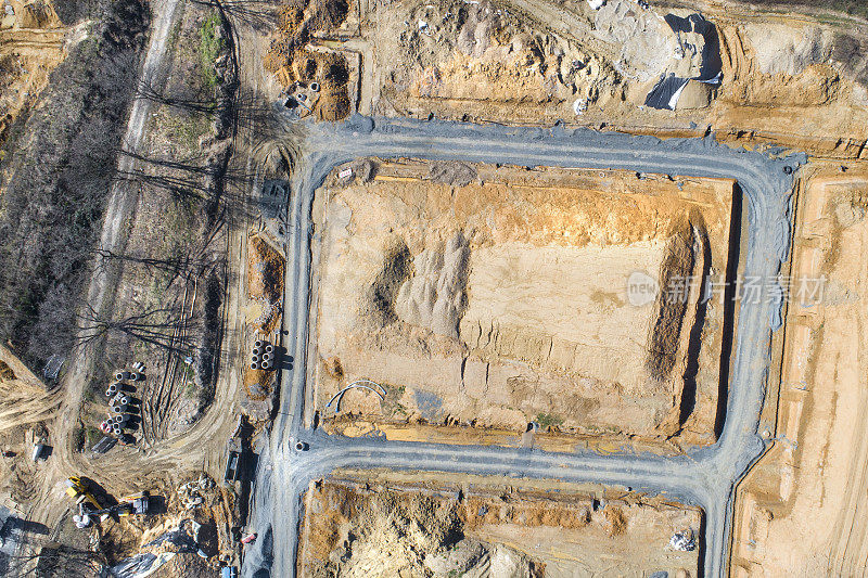 大型建筑工地。地基，土方运动-鸟瞰图