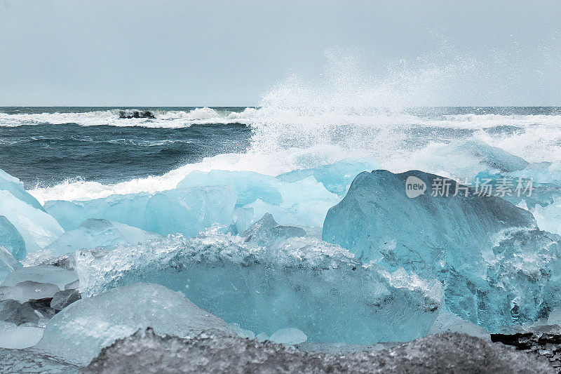 有大块冰块的钻石海滩，靠近冰岛南部的Jokulsarlon冰川泻湖