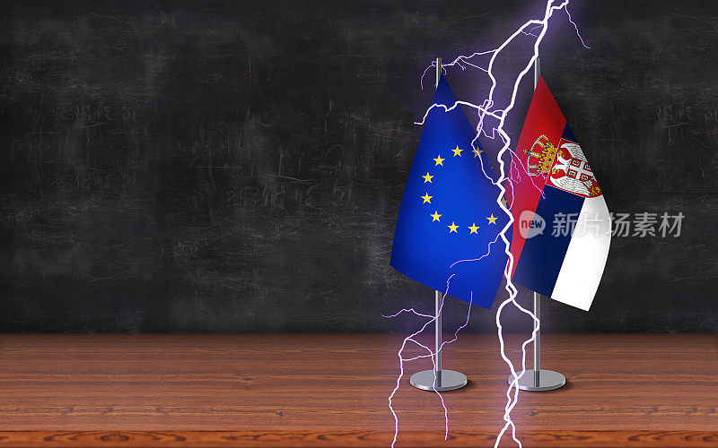 国与国冲突概念;欧盟和塞尔维亚3D课桌旗帜与雷一起站在桌子上，前面的黑板背景与大的复制空间。