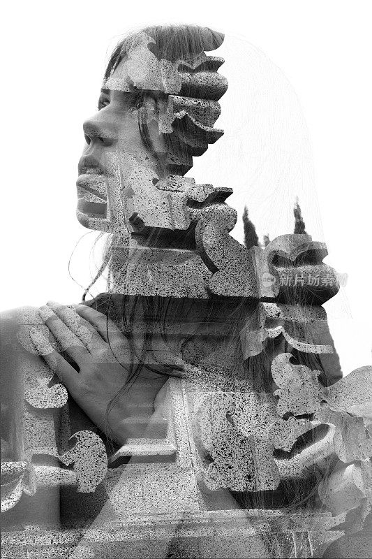 双曝光的近距离肖像，一个迷人的女人与手在胸前结合了一个巴厘岛的岩石寺庙，黑色和白色