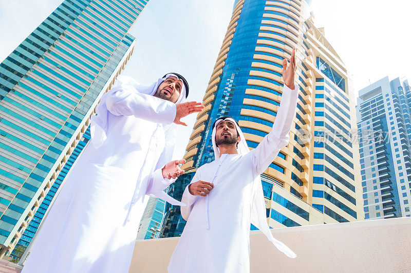 两个阿拉伯商人在阿联酋迪拜的街上
