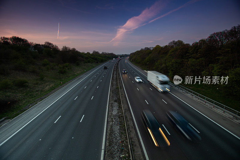 卡车在高速公路