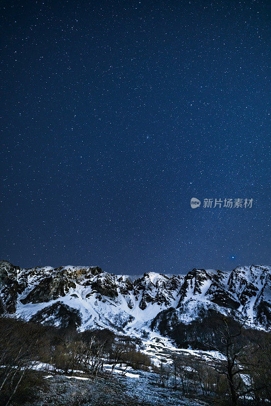 日本遥远的雪山上布满星星的天空