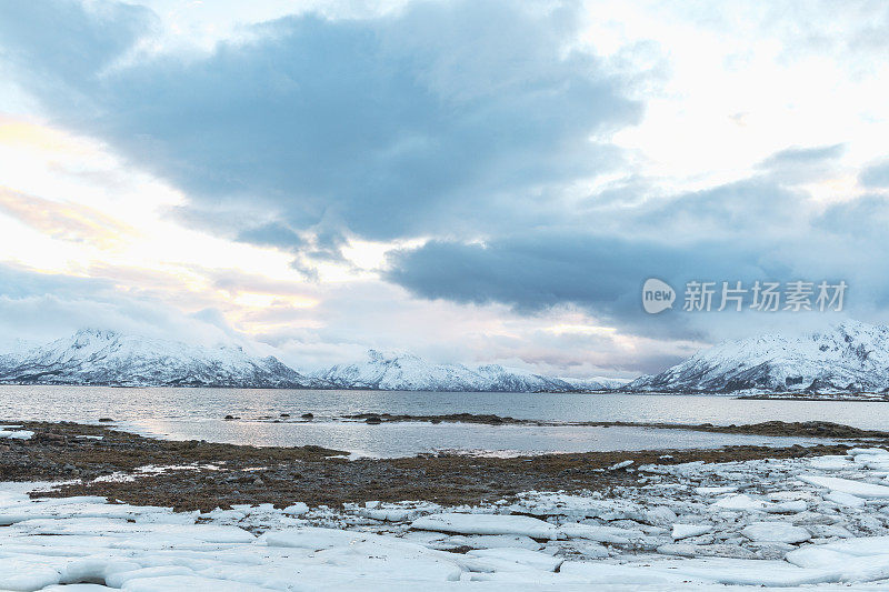 冬季，挪威北部Vesteralen岛上空的云层正在移动