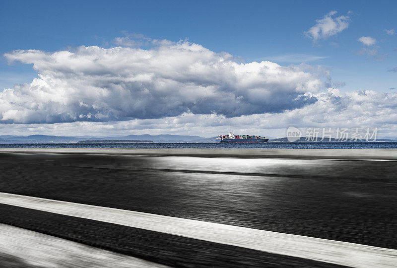 模糊运动的沿海道路与集装箱船的背景