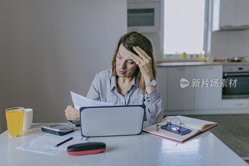 压力山大的女人，一脸焦虑的样子