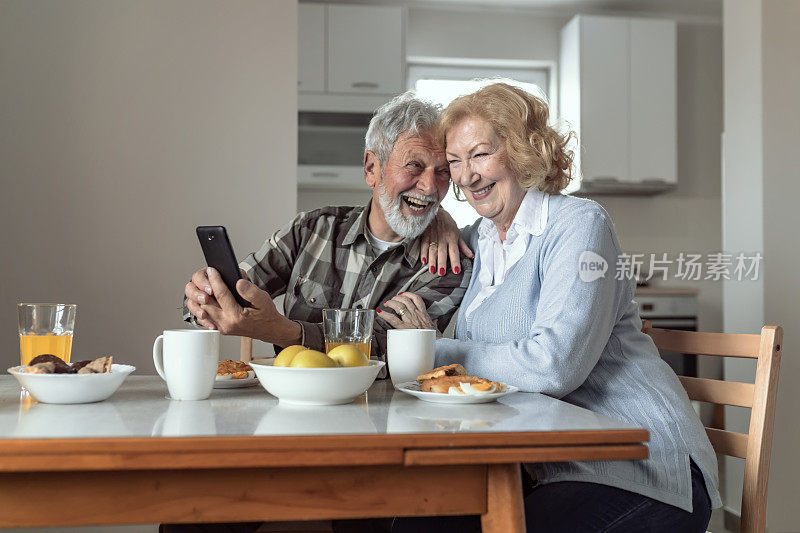 一对老夫妇在自拍