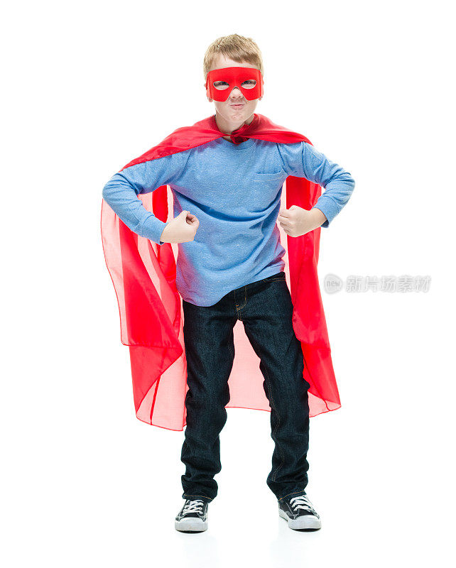 8岁男孩穿着超级英雄的服装
