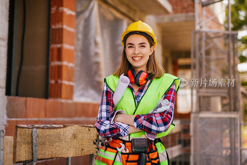 在建筑工地工作的蓝领妇女