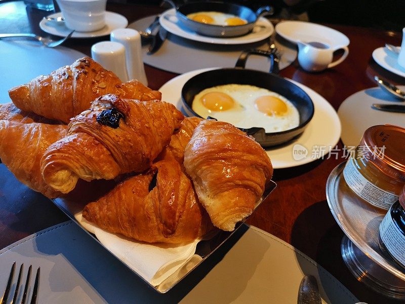 欧式早餐十字面包和鸡蛋