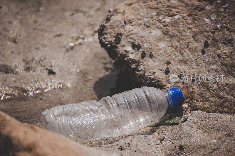 塑料垃圾堆积在海滩上