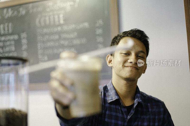 亚洲咖啡师为顾客提供咖啡