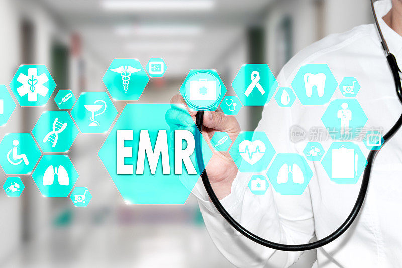 电子医疗记录。触摸屏上的EMR背景上的药品图标模糊了医生在医院。创新治疗，服务，数据分析健康。医疗保健概念电子病历，EMR