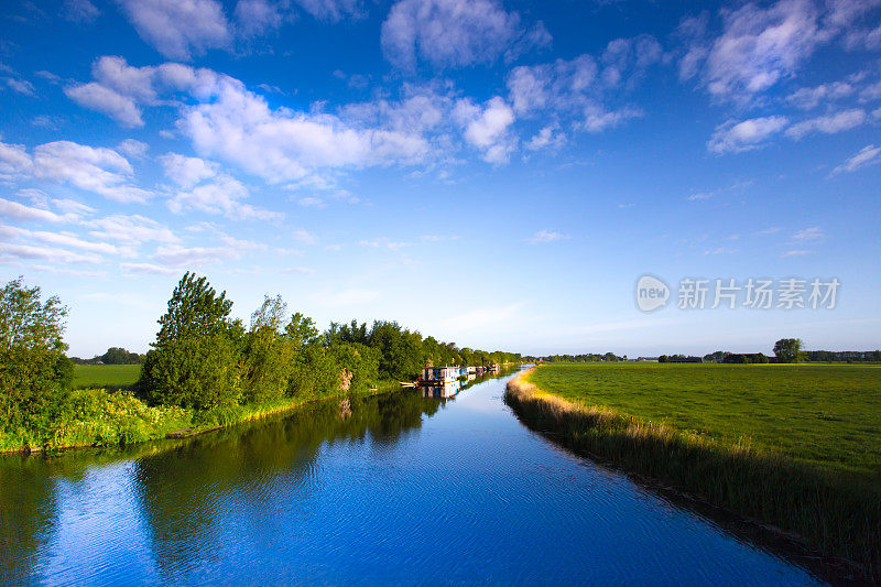 格罗宁根，荷兰:阳光明媚的清晨，田园牧歌:运河，船屋，平静