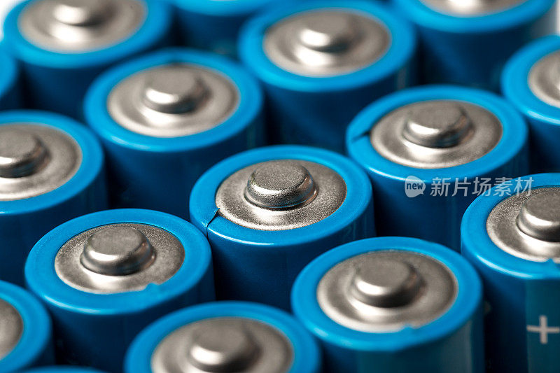 现代普通电池和蓄电池排成一排