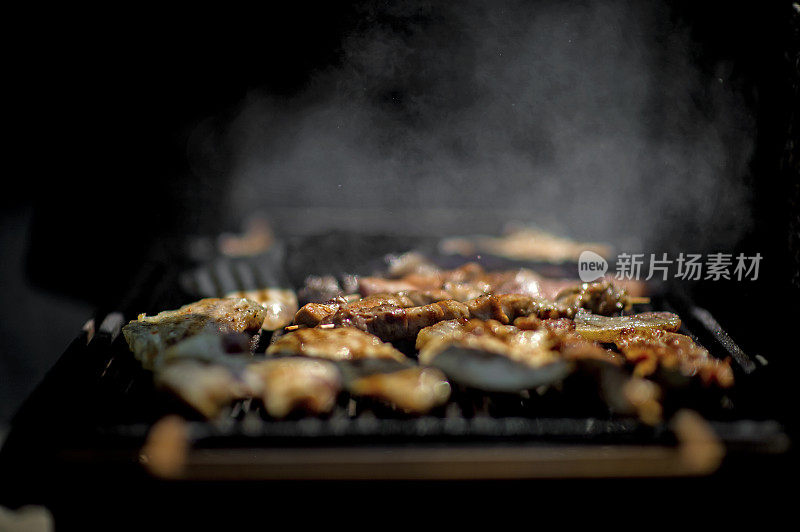 用烧烤架烧烤食物