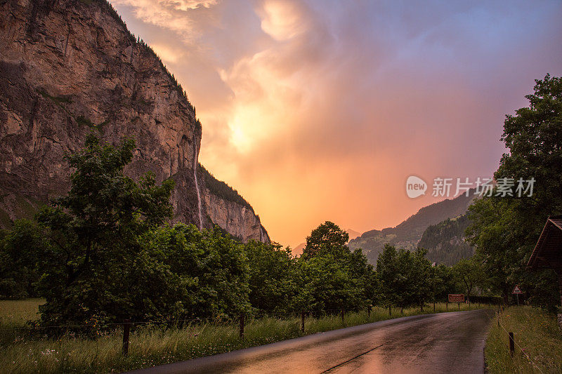 Lauterbrunnen瀑布和山谷暴雨后的日出