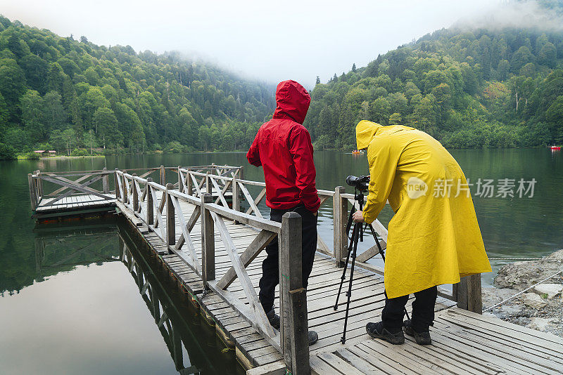 黄红雨衣的人