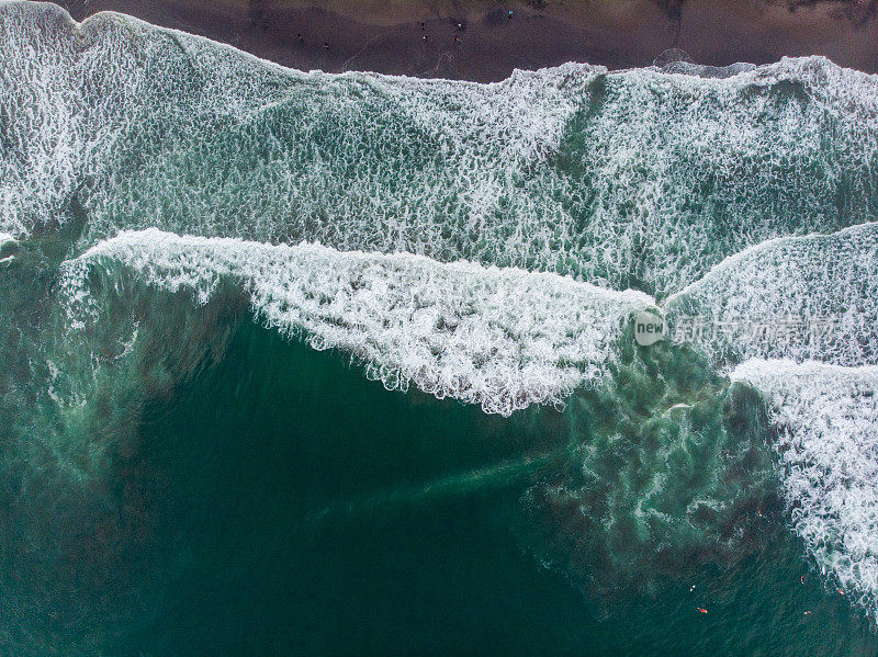 海浪拍打着巴厘岛的海岸线