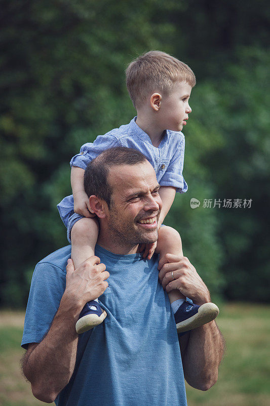 单身父亲和儿子在户外闲逛