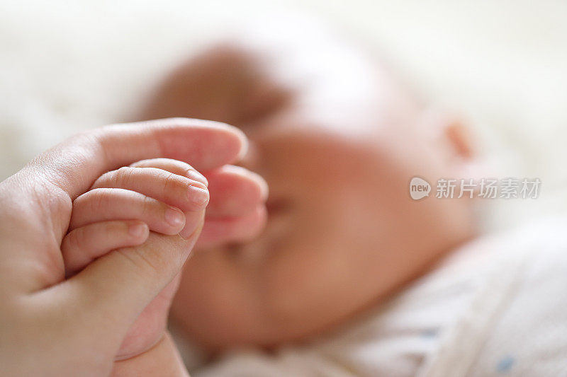 新生儿手指的照片