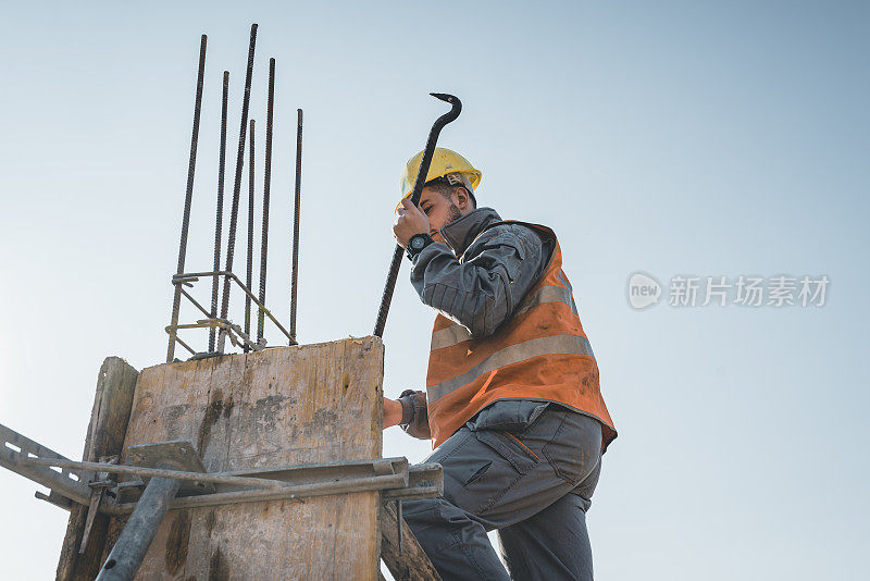 建筑工人正在建筑工地的屋顶上工作