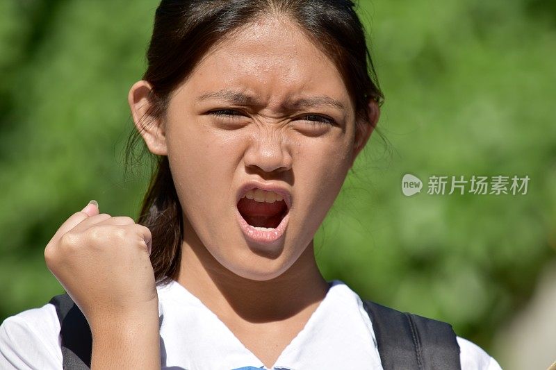 年轻的亚洲学生青少年女学生和愤怒