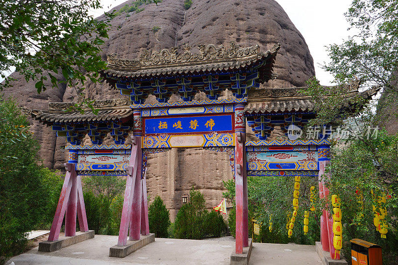中国甘肃天水巫山水幕洞窟的中国古代传统牌坊