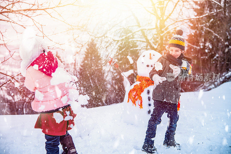 孩子们在玩雪球