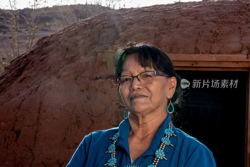 户外肖像的印第安纳瓦霍妇女在传统霍根在纪念碑谷亚利桑那州