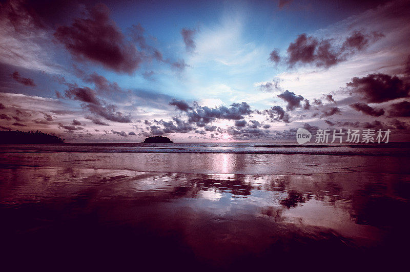 泰国普吉岛玛雅海滩附近的日落