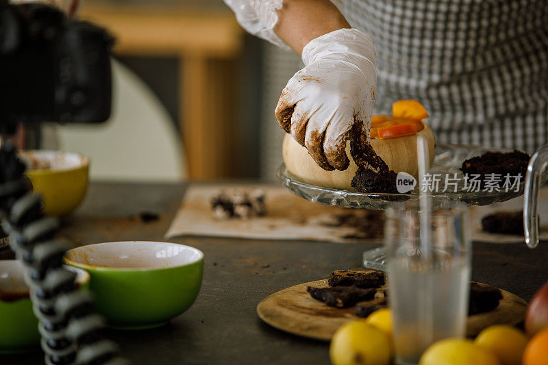 一个不知名的食物博主正在拍摄一段关于生素食饼干的视频