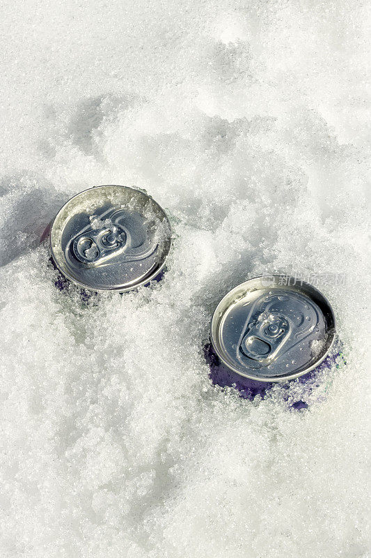 雪上的饮料罐