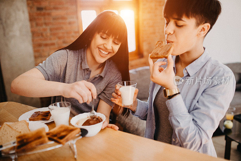 姐妹们一起吃早餐