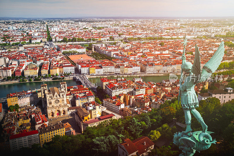 从长方形圣母院的屋顶俯瞰法国里昂的城市景观，天使长迈克尔雕像俯瞰整个城市