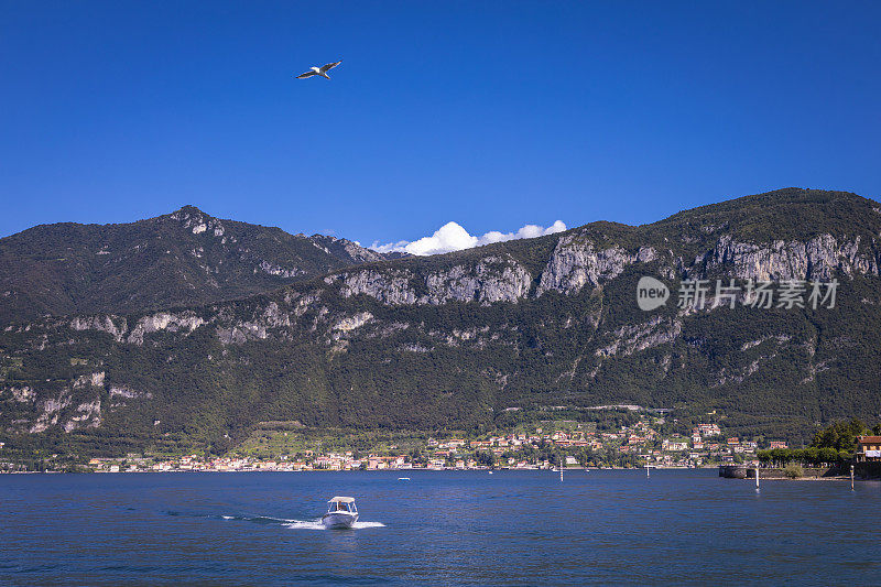 意大利伦巴第的科莫湖上，风景如画的瓦雷纳城和快艇