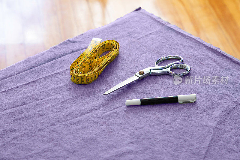 紫色布料上的缝纫工具