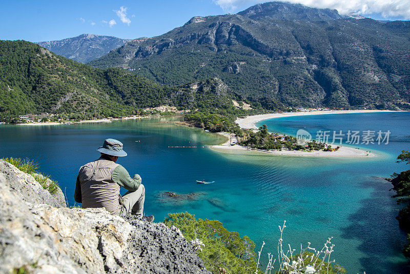 欣赏风景的摄影师。Ölüdeniz来自土耳其Fethiye。