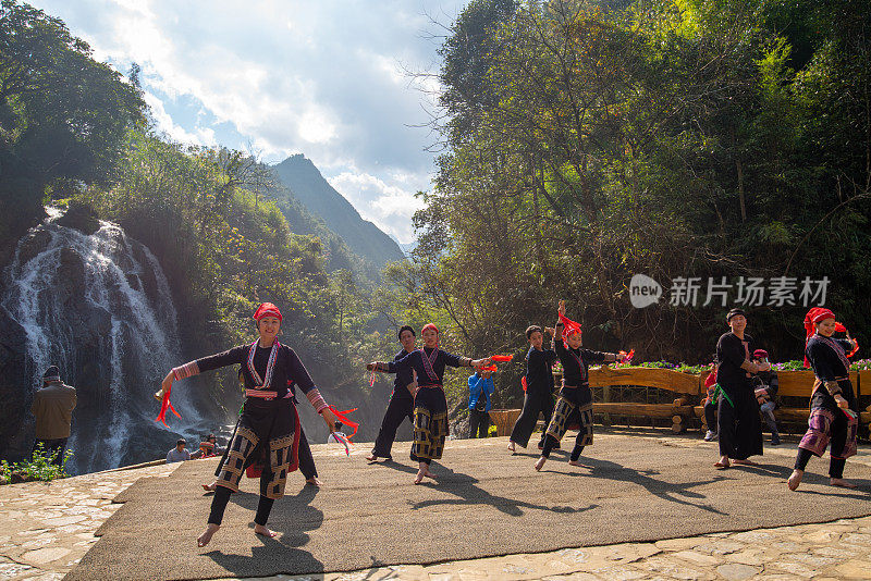 演员们穿着传统服装表演传统舞蹈。2020年1月10日，越南萨帕市“猫猫”村的旅游推广活动之一。