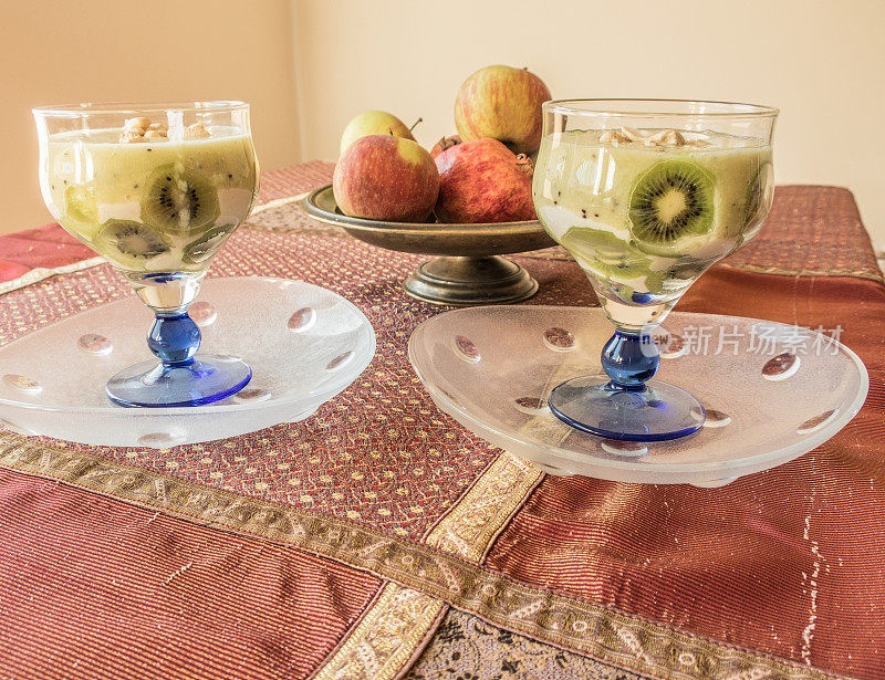 美味的维林杯甜品-猕猴桃，苹果，乳清干酪和腰果