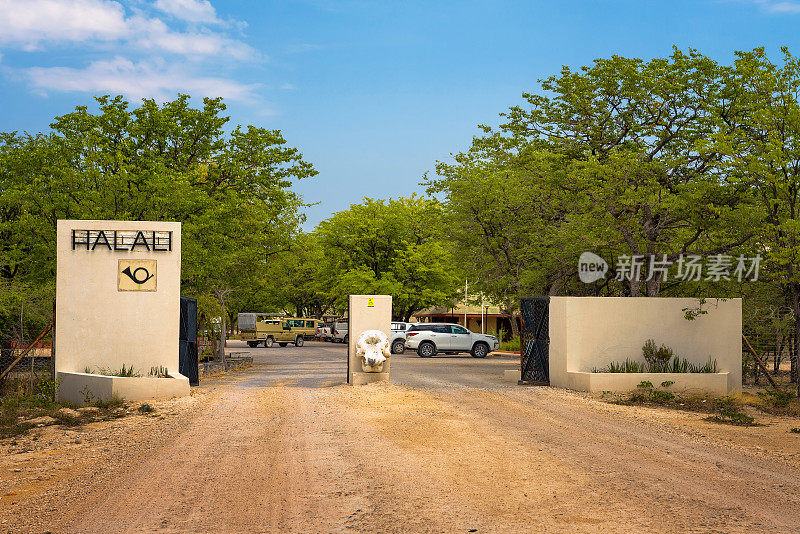 在Etosha国家公园的Halali度假村和营地的入口大门