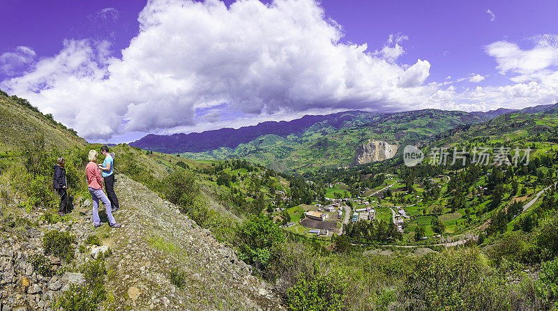 游客在厄瓜多尔安第斯山脉的Alausi周围欣赏风景