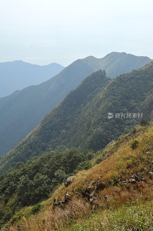 从香港大屿山往西看狗牙