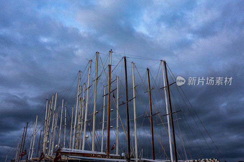 游艇在暴风雨中停泊在港口